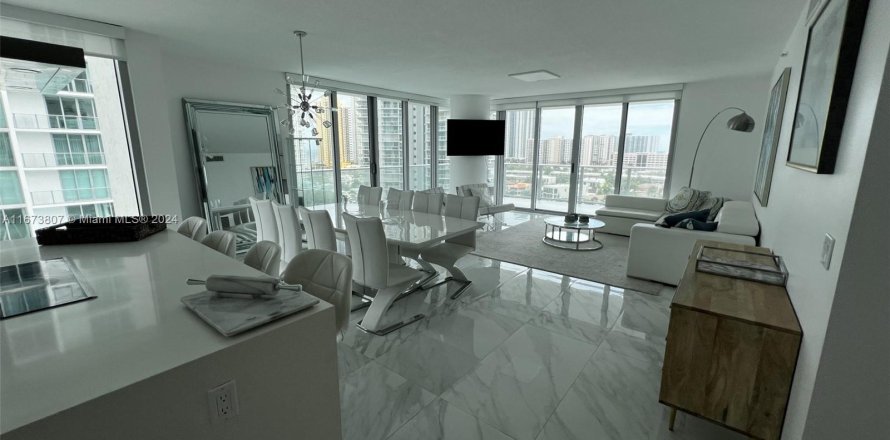 Condo in Sunny Isles Beach, Florida, 3 bedrooms  № 1396950