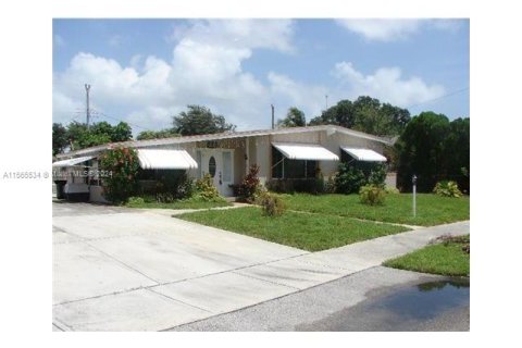 House in West Park, Florida 3 bedrooms, 116.31 sq.m. № 1101658 - photo 1