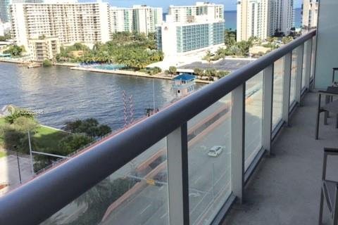 Condominio en alquiler en Hallandale Beach, Florida, 2 dormitorios, 96.06 m2 № 3299 - foto 2