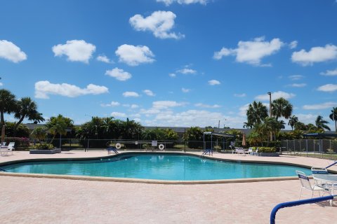 Villa ou maison à vendre à West Palm Beach, Floride: 2 chambres, 75.72 m2 № 1120983 - photo 1