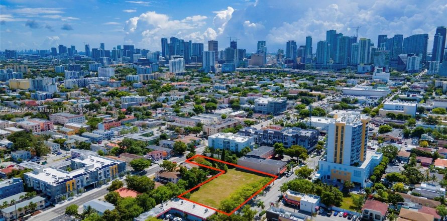 Commercial property in Miami, Florida № 1151302