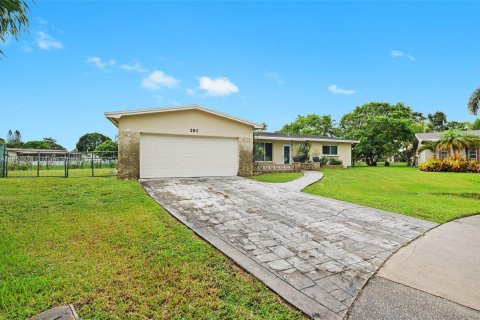 House in Pembroke Pines, Florida 3 bedrooms, 146.6 sq.m. № 1362375 - photo 24