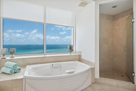 Condominio en venta en Sunny Isles Beach, Florida, 3 dormitorios, 199.09 m2 № 1128762 - foto 18