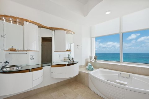 Condominio en venta en Sunny Isles Beach, Florida, 3 dormitorios, 199.09 m2 № 1128762 - foto 17