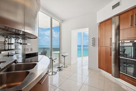 Condo in Sunny Isles Beach, Florida, 3 bedrooms  № 1128762 - photo 11