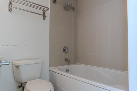 Condo in Miami, Florida, 1 bedroom  № 1380118 - photo 10