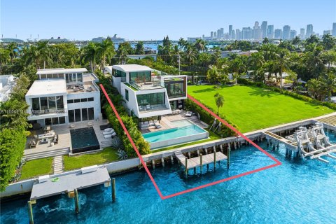 Villa ou maison à vendre à Miami, Floride: 5 chambres, 676.61 m2 № 1380084 - photo 2