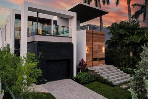 House in Miami, Florida 5 bedrooms, 676.61 sq.m. № 1380084 - photo 3