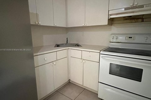 Condominio en alquiler en Hialeah, Florida, 2 dormitorios, 71.53 m2 № 1397818 - foto 2