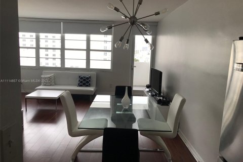 Condo in Miami Beach, Florida  № 9388 - photo 9