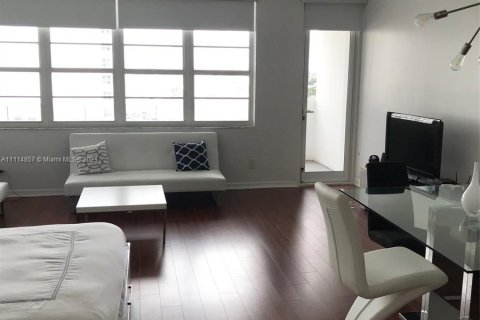 Condominio en alquiler en Miami Beach, Florida, 49.24 m2 № 9388 - foto 10