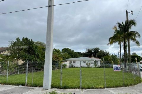 Terreno en venta en Miami, Florida № 878263 - foto 2