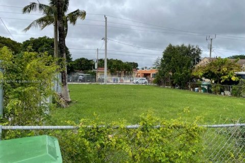 Terreno en venta en Miami, Florida № 878263 - foto 1