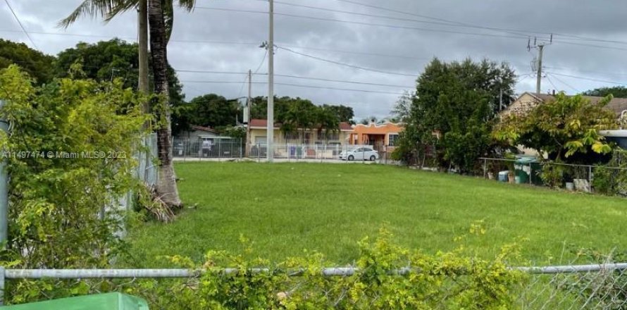 Terreno en Miami, Florida № 878263