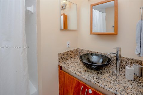 Condo in Aventura, Florida, 2 bedrooms  № 1179325 - photo 28