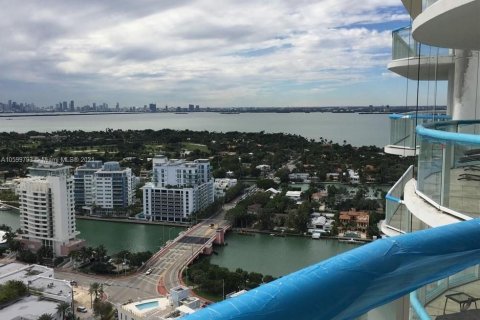 Condominio en alquiler en Miami Beach, Florida, 2 dormitorios, 106.93 m2 № 6339 - foto 1