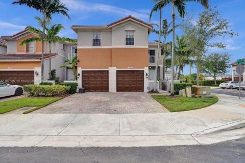 Townhouse in Doral, Florida 3 bedrooms, 208.57 sq.m. № 1402702 - photo 1