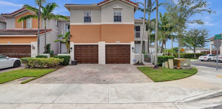 Townhouse in Doral, Florida 3 bedrooms, 208.57 sq.m. № 1402702