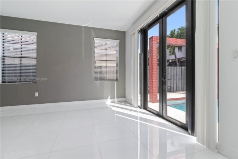 House in Miami, Florida 4 bedrooms, 279.64 sq.m. № 1431392 - photo 19