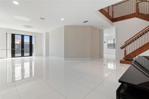 House in Miami, Florida 4 bedrooms, 279.64 sq.m. № 1431392 - photo 11