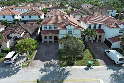 House in Miami, Florida 4 bedrooms, 279.64 sq.m. № 1431392 - photo 5