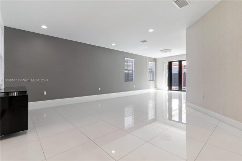 House in Miami, Florida 4 bedrooms, 279.64 sq.m. № 1431392 - photo 9