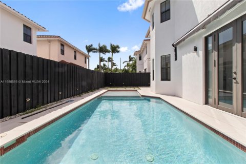 House in Miami, Florida 4 bedrooms, 279.64 sq.m. № 1431392 - photo 20