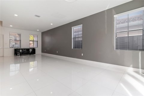 House in Miami, Florida 4 bedrooms, 279.64 sq.m. № 1431392 - photo 10