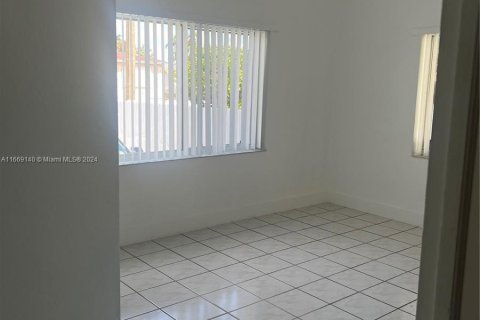 House in Miami, Florida 2 bedrooms, 102.38 sq.m. № 1386006 - photo 11