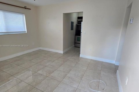 Apartment in North Miami, Florida 1 bedroom, 233.09 sq.m. № 1385954 - photo 4