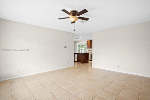 Casa en venta en Tamarac, Florida, 2 dormitorios, 121.24 m2 № 1000173 - foto 8
