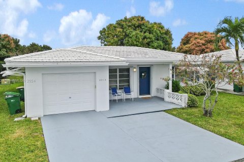 House in Tamarac, Florida 2 bedrooms, 121.24 sq.m. № 1000173 - photo 1