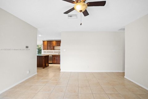 Villa ou maison à vendre à Tamarac, Floride: 2 chambres, 121.24 m2 № 1000173 - photo 7