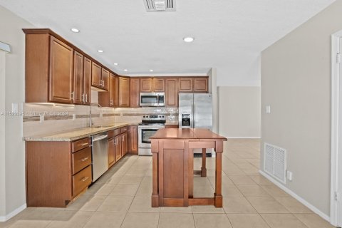 Casa en venta en Tamarac, Florida, 2 dormitorios, 121.24 m2 № 1000173 - foto 3