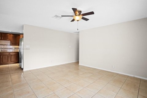 Casa en venta en Tamarac, Florida, 2 dormitorios, 121.24 m2 № 1000173 - foto 6