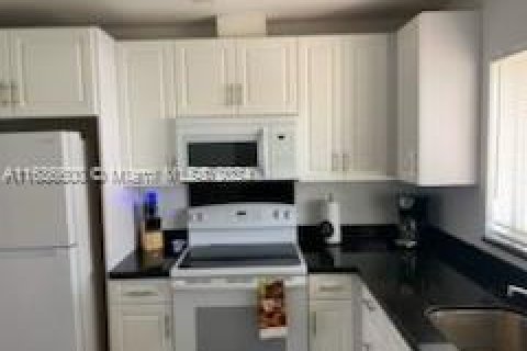 House in Miami, Florida 2 bedrooms, 102.29 sq.m. № 1428123 - photo 10