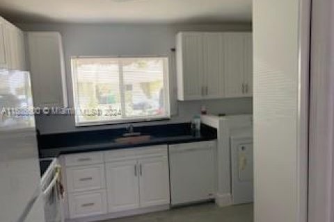 House in Miami, Florida 2 bedrooms, 102.29 sq.m. № 1428123 - photo 11