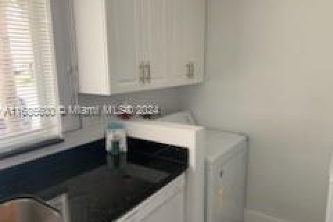 House in Miami, Florida 2 bedrooms, 102.29 sq.m. № 1428123 - photo 12