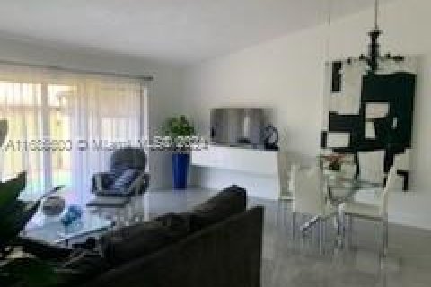 House in Miami, Florida 2 bedrooms, 102.29 sq.m. № 1428123 - photo 2