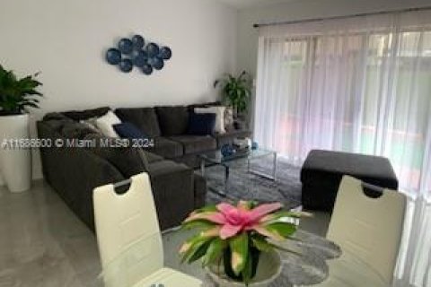 House in Miami, Florida 2 bedrooms, 102.29 sq.m. № 1428123 - photo 8