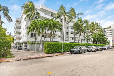 Condo in Miami Beach, Florida, 1 bedroom  № 1428125 - photo 1