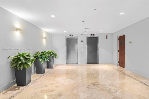 Condo in Miami Beach, Florida, 1 bedroom  № 1428125 - photo 20