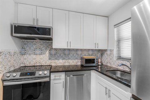 Condo in Miami Beach, Florida, 1 bedroom  № 1428125 - photo 5