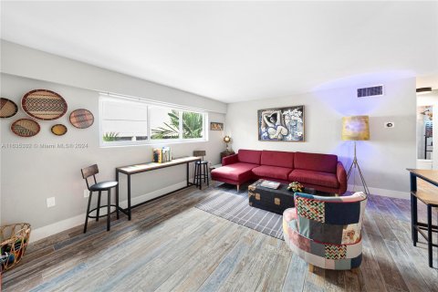 Condo in Miami Beach, Florida, 1 bedroom  № 1305024 - photo 3