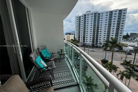 Condominio en alquiler en Hollywood, Florida, 1 dormitorio, 75.9 m2 № 1362615 - foto 14