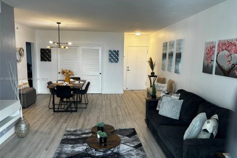 Copropriété à louer à Hollywood, Floride: 1 chambre, 75.9 m2 № 1362615 - photo 1