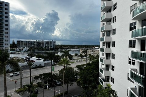 Condo in Hollywood, Florida, 1 bedroom  № 1362615 - photo 15