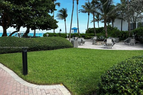 Condo in Hollywood, Florida, 1 bedroom  № 1362615 - photo 17