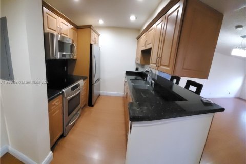 Condo in Doral, Florida, 2 bedrooms  № 1362602 - photo 3