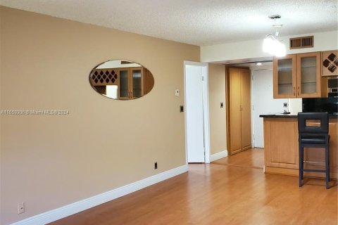 Condo in Doral, Florida, 2 bedrooms  № 1362602 - photo 5